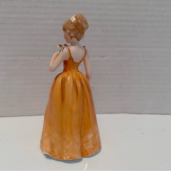 Maruri Masterpiece Beautiful Woman Figurine in yellow gown 5-1/4” tall - Picture 3 of 8